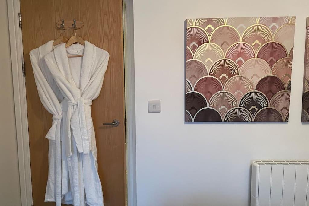 Pass The Keys Art Deco Inspired Apartment With Roof Top Views Shrewsbury Eksteriør bilde