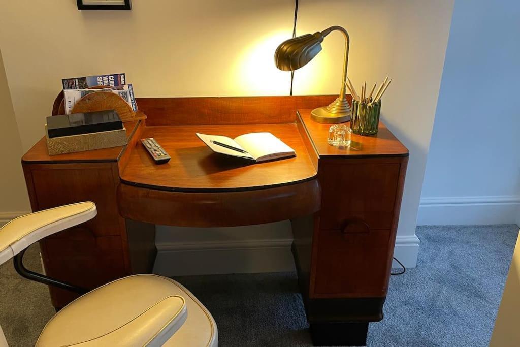 Pass The Keys Art Deco Inspired Apartment With Roof Top Views Shrewsbury Eksteriør bilde